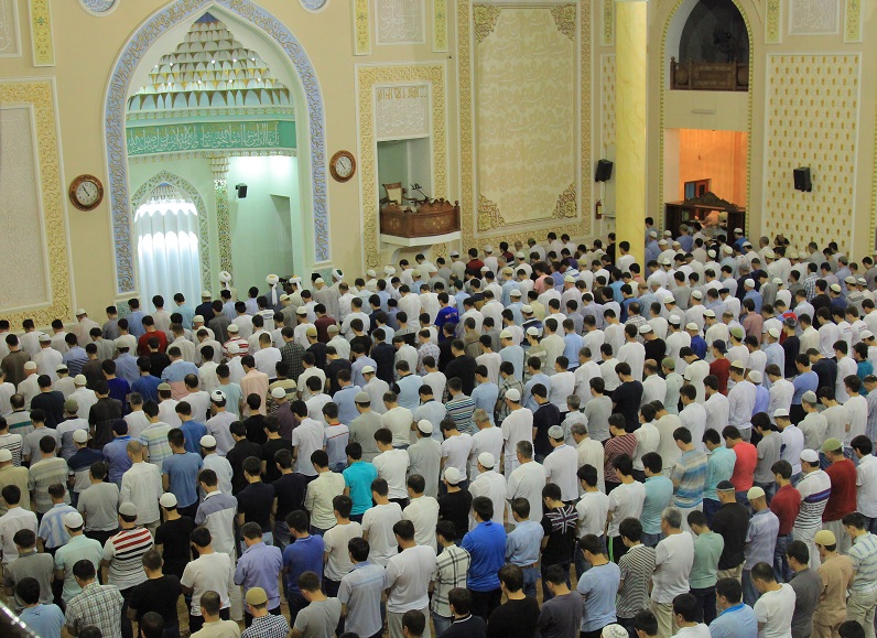 What is the order of performing the Eid prayers?