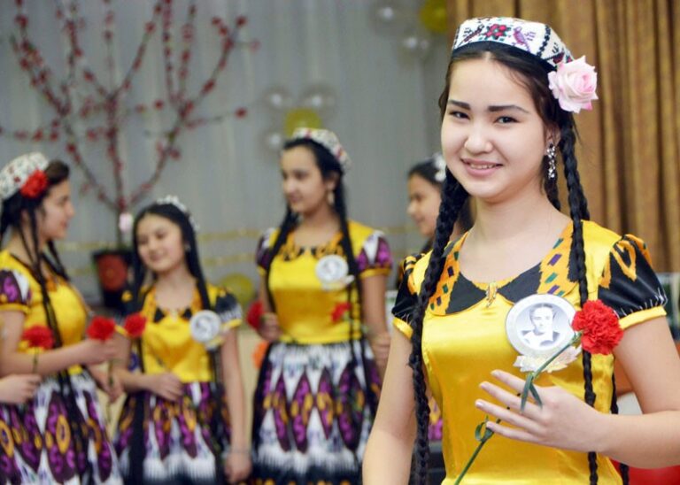 Карта кулак кийган кизлар